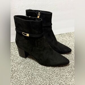 Liz Claiborne Women’s 9.5W Black Faux Suede Ankle Booties W/ Zipper ‘Tudor’ NWT